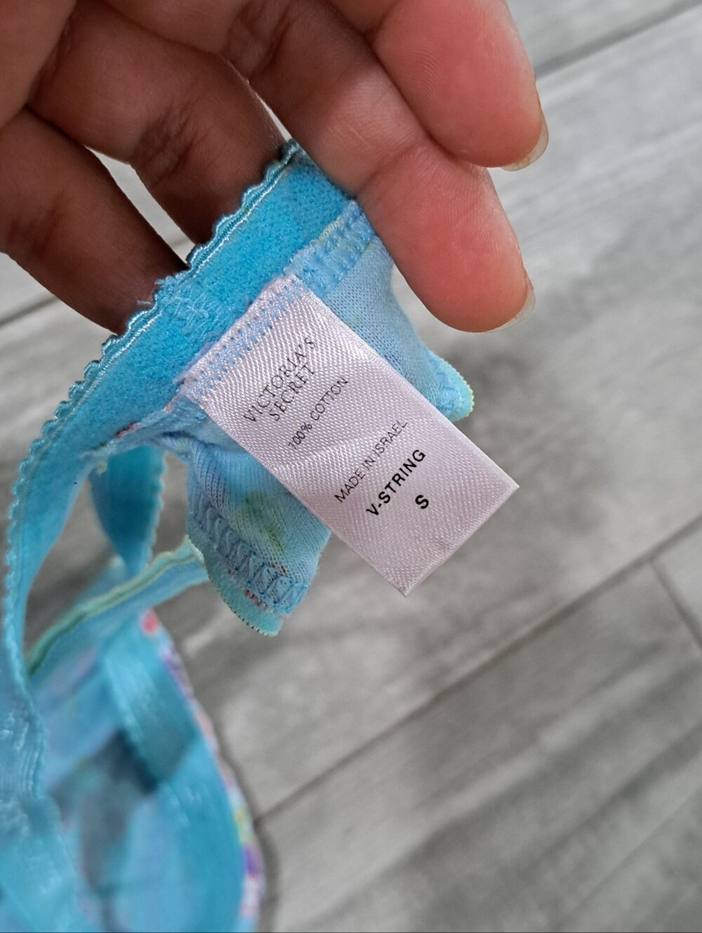 Victoria Secret V-string - Picture 2 of 3
